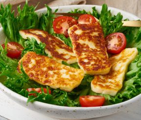 Vegeterian,Salad,With,Fried,Halloumi,And,Tomatoes,,Closeup,,Keto,Ketogenic
